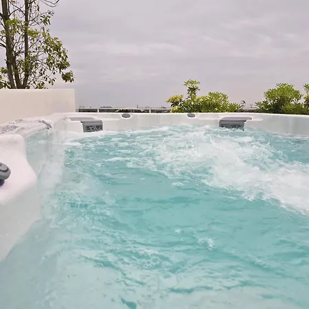 Skyline Rooftop Swim شقة