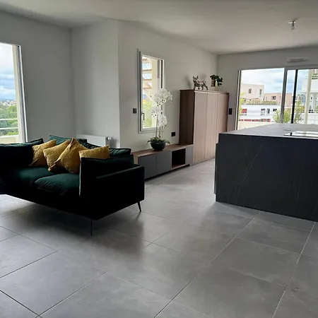 Skyline Rooftop Swim Apartment *